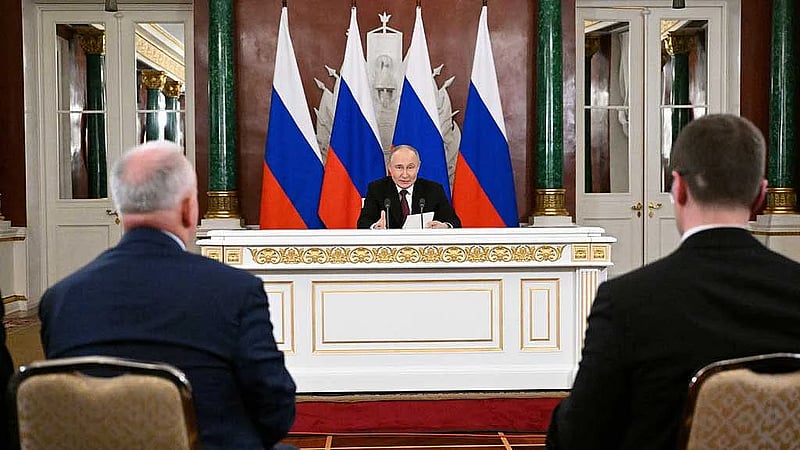 Ukraine keeps Russia guessing over talks, US senator warns Moscow of sanctions