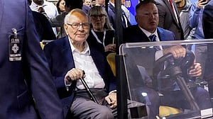 Berkshire investors anticipate new era as Buffett hands over baton