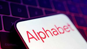 Berkshire reveals new $4.3 billion Alphabet stake, sells more Apple