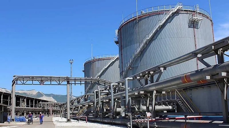 Oil steadies as oversupply concerns vie with Ukraine talks for investor focus