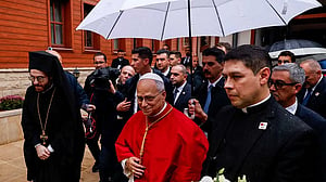 Pope removes shoes but doesn't pray on visit to Istanbul's Blue Mosque