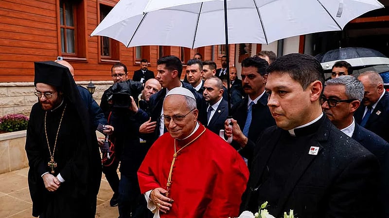 Pope removes shoes but doesn't pray on visit to Istanbul's Blue Mosque
