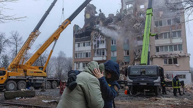 Russian strikes plunge 400,000 Ukrainians into darkness, energy officials say