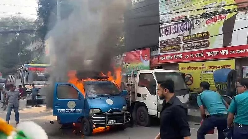 Police vehicle burns in Dhaka’s Ramna, microbus catches fire in Uttara