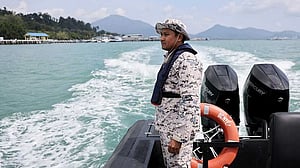 Malaysia searches for Rohingya after boat sinks, toll climbs to 21