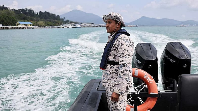 Malaysia searches for Rohingya after boat sinks, toll climbs to 21