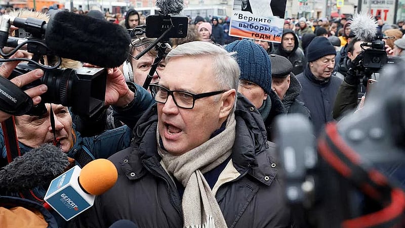 Russia adds ex-PM Kasyanov, economist Guriev to 'extremists and terrorists' list