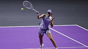 Swiatek swats aside Keys for winning start at WTA Finals