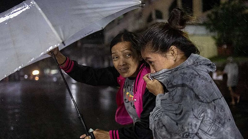 Super Typhoon Fung-wong slams into Philippines, two dead