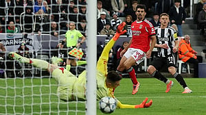 Gordon and Barnes strike as Newcastle outclass Benfica