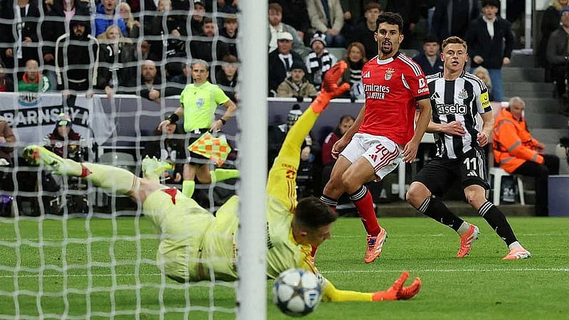 Gordon and Barnes strike as Newcastle outclass Benfica