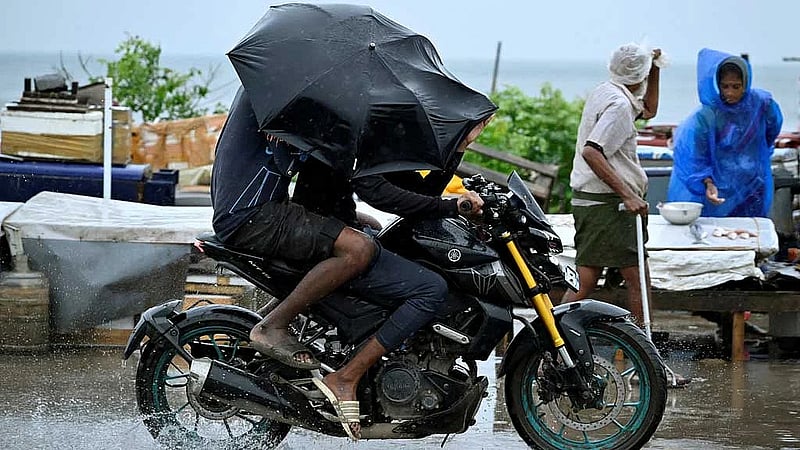 Cyclone Montha lashes India's east coast; kills one