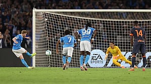 De Bruyne scores and limps off as Napoli beat Inter to move top
