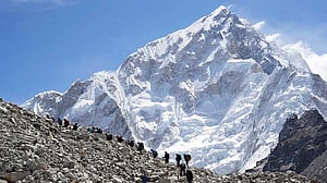 Hundreds of trekkers escape from blizzard-struck Everest in Tibet