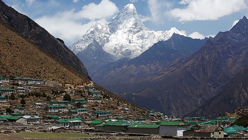 Unseasonably heavy snowfall halts Everest tourism in Nepal, Tibet