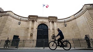 French risk premium rises as PM resigns; politics shake long bonds