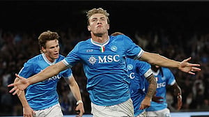 Napoli move top with battling 2-1 win over Genoa
