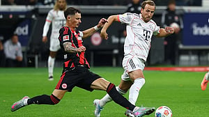 Record-breaking Kane on target as Bayern stretch winning run