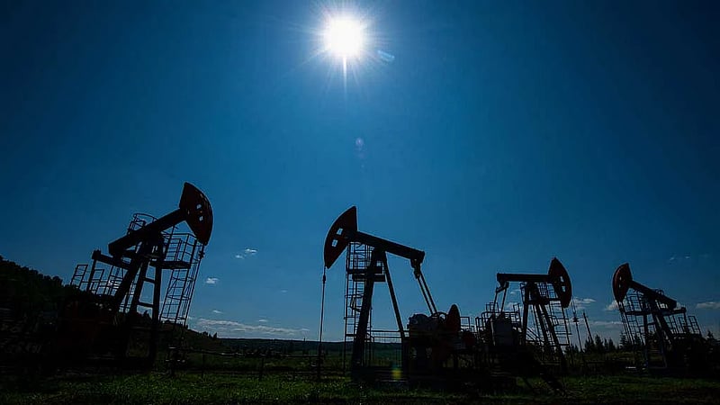 How much oil do G7 countries hold in emergency reserves?