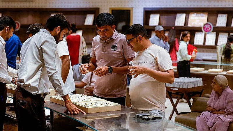 Record gold prices shift Indian festive demand toward coins over jewellery