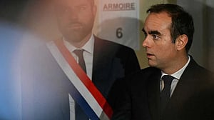 French presidency unveils new cabinet as budget pressure intensifies