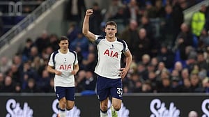 Van de Ven double lifts Spurs to victory at Everton