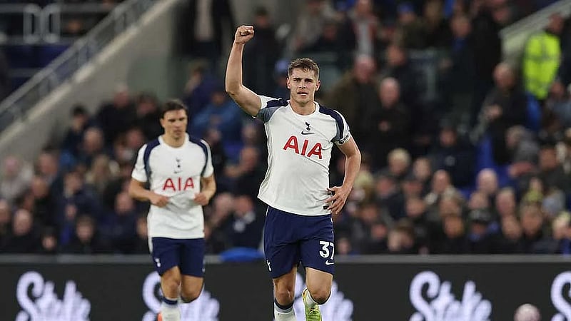 Van de Ven double lifts Spurs to victory at Everton