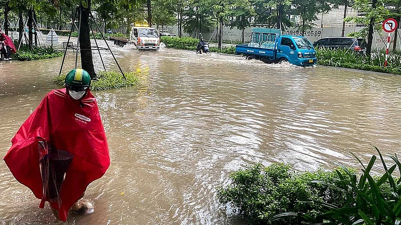 Floods kill at least 9, leave 5 missing in central Vietnam