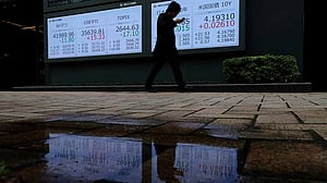 Asia stocks slip on tech pullback, ahead of payrolls test