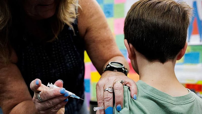US vaccine advisors abandon broad COVID shot support