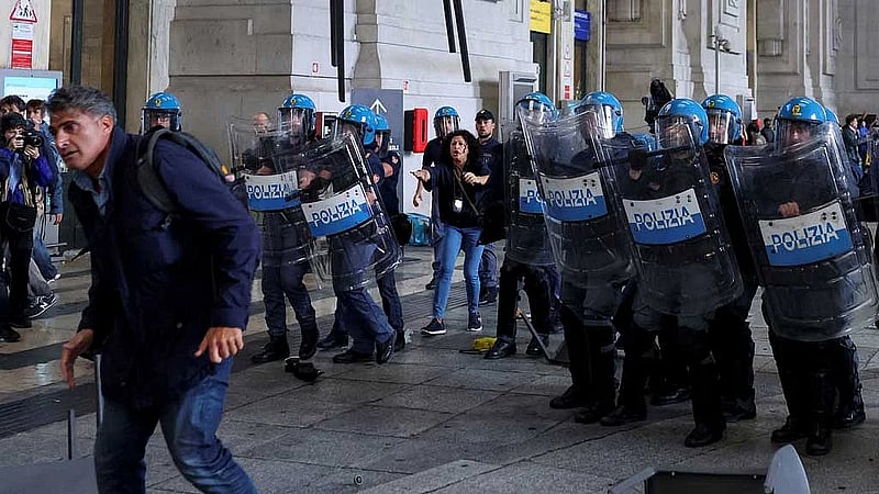 Pro-Palestinian protesters fight police in Milan, Italian ports blocked