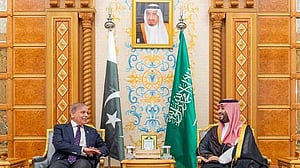 Saudi Arabia, nuclear-armed Pakistan sign mutual defence pact