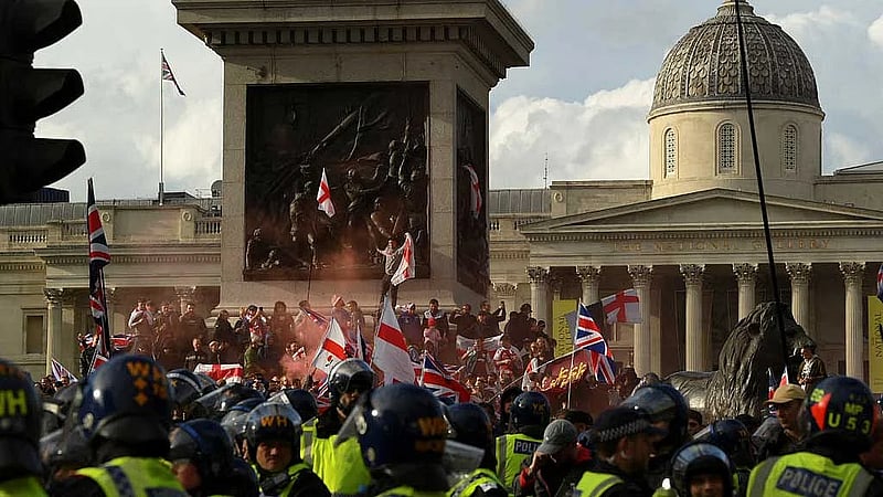 Police and protesters scuffle as 110,000 join anti-migrant London protest