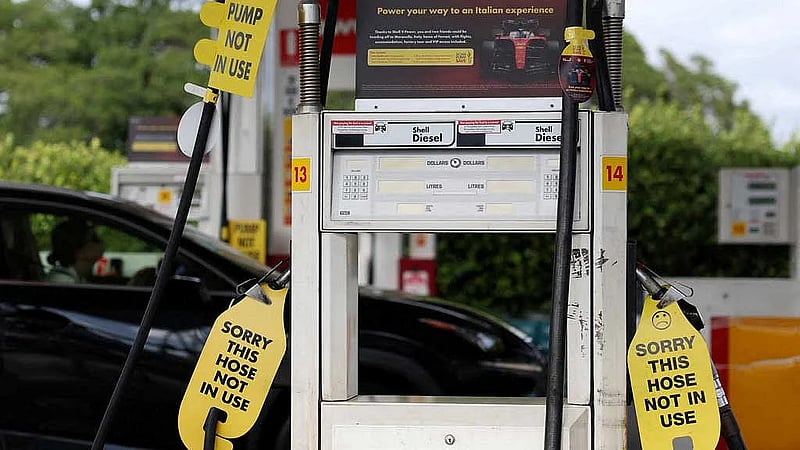 Stick to Easter travel, Australians told, though hundreds of petrol stations dry