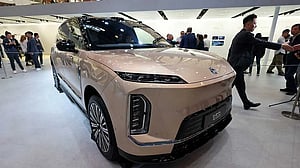 American YouTuber guides foreigners around Chinese cars US buyers can't get
