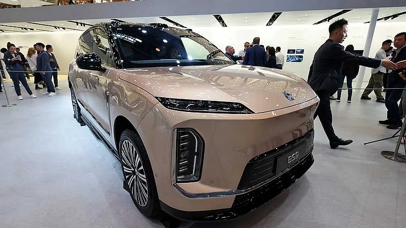 American YouTuber guides foreigners around Chinese cars US buyers can't get