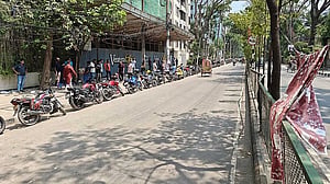 Motorists queue under scorching sun for fuel across Dhaka