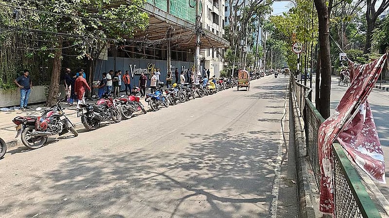 Motorists queue under scorching sun for fuel across Dhaka
