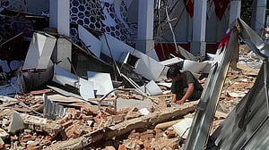 Indonesia earthquake damages buildings, but tsunami alerts have been lifted