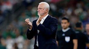 Iraq coach Arnold undecided on future beyond World Cup