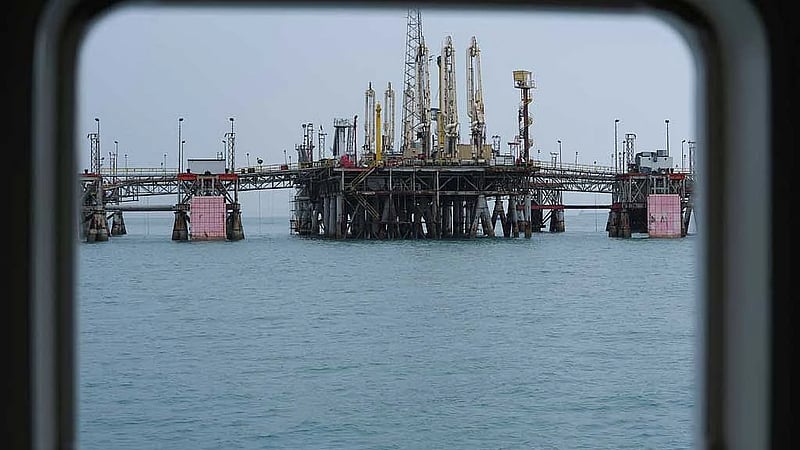 Iraq urges customers to send oil loading plans after Hormuz exemption, document shows