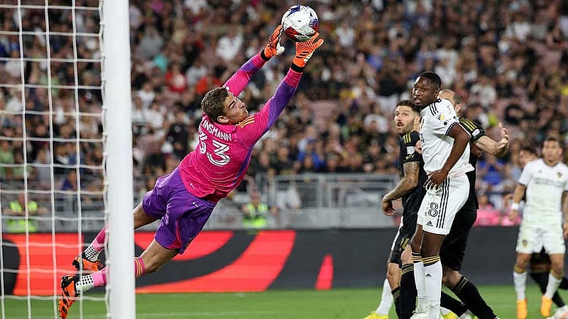 US goalkeeper Klinsmann sidelined with spine injury