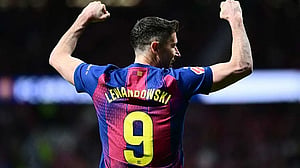Barcelona beat 10-man Atletico to take major step towards title