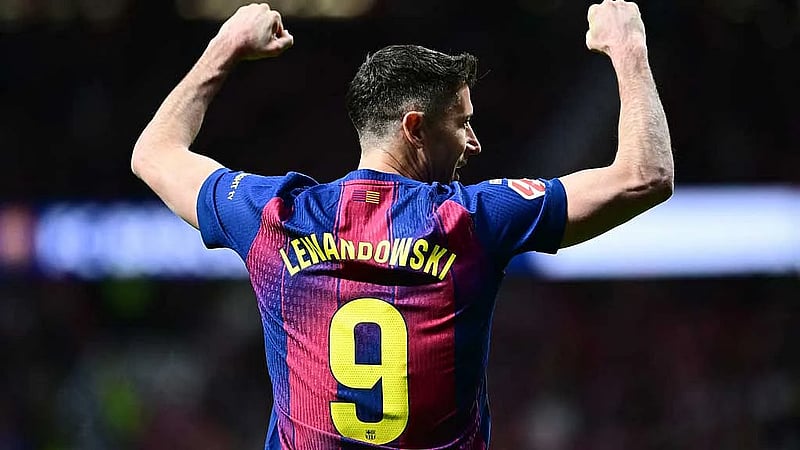 Barcelona beat 10-man Atletico to take major step towards title