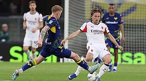Milan close in on Champions League spot with Verona win