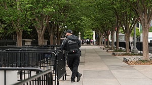 White House to discuss presidential security, stands by Secret Service