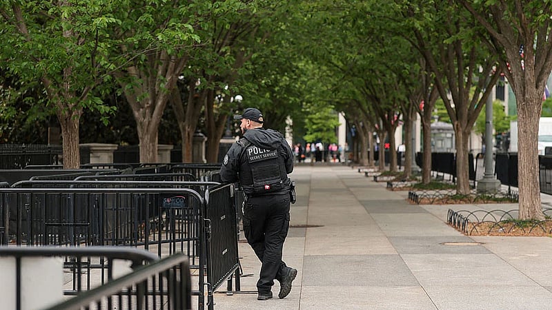 White House to discuss presidential security, stands by Secret Service