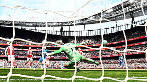 Stuttering Arsenal given title jolt, Liverpool end losing run