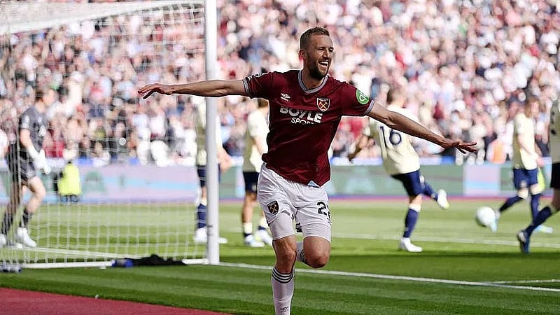 Arsenal reclaim top spot as Tottenham and West Ham both win