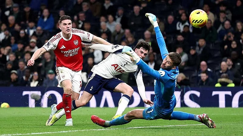 Eze's derby double gets Arsenal title bid back on track